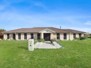 Modern Family Living Two Living Areas, Spa Bath &...