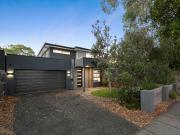 Modern Family Luxury Walk to Beach, Station & Schools