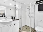 Modern furnished 1 bedroom plus study