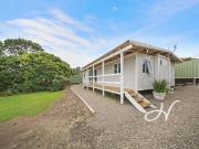 MODERN HOME LOCATED IN A PEACEFUL MINMI LOCATION!