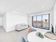 Modern, Light Filled Apartment with Stunning City Outlook