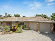 Modern Living in a Beautifully Maintained Family Haven Modern Living in a Beautifully Maintained Family Haven