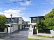 Modern, Low Maintenance Townhouse in Prime Bulimba