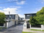 Modern, Low Maintenance Townhouse in Prime Bulimba