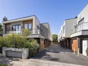 Modern, Low Maintenance Townhouse with Downstairs...