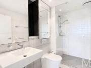 MODERN LUXURY LIVING WITH MESMERISING CITY & WATER VIEWS