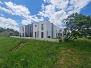 MODERN, MASSIV & HOCHWERTIG WOHNEN IM HÜGELLAND DES...