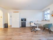 Modern möbliertes Studioapartment mit Terrasse in...