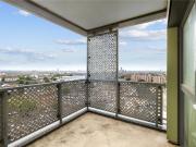 Modern new build apartment with balcony & parking