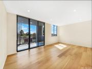 Modern north facing apartment near Asquith Train station