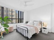 Modern One Bedroom Apartment with Balcony – Walk to...