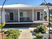 Modern Queensland home, 1616 sq meter block on sort...