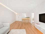 Modern & Renovated 2 Bedroom Top Floor Apartment In...