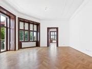 Modern sanierte 5 Zimmer Altbauwohnung mit Terrasse und...