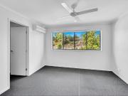 Modern & Spacious 2 Bedroom Split Level Townhouse in...