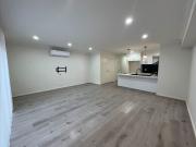 Modern & Spacious 4 Bedroom, 3 Bathroom over two level...