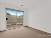 Modern & Spacious Townhouse in Central Cranbourne!