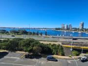 Modern studio on the Southport Broadwater!