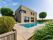 Modern Style in der Natur coole Villa mit Pool