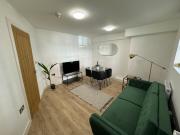 Modern& Stylish 2/3 bedroom flat with garden