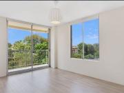 MODERN SUN DRENCHED UNIT WITH A LEAFY OUTLOOK!