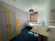 Modern Three Bedroom Flat Near City Centre