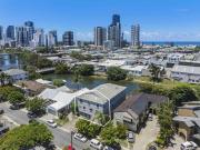 MODERN THREE BEDROOM TOWNHOUSE AMAZING LOCATION!