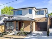 Modern Three Bedroom Townhouse in the Heart of Heathmont!