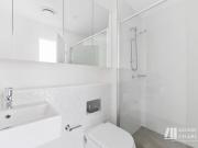 Modern, Top Floor 2 Bedroom Apartment