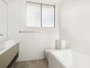 Modern Top Floor Apartment, Short Walk to Bondi Beach!...