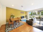 Modern townhouse footsteps from Lady Robinson Beach