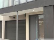 Modern Townhouse In Great Location