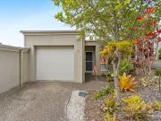 Modern Townhouse in Peaceful & Private Cul De Sac...