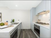 MODERN TOWNHOUSE STYLE SPLIT LEVEL PLUS STUDY APARTMENT