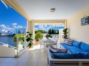 Modern & Tranquil Waterfront Apartment