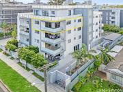 Modern Two Bedroom Apartment Ideal Living in a Prime...