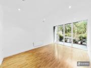 Modern Two Bedroom Apartment in Lever Street,...