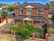 Modern Two Bedroom plus Study Townhouse Walk to GV Health