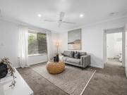 Modern unit in Ascot Park!