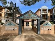 Modern Unit with Gas Cooking!