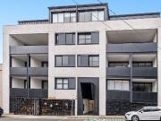 MODERN URBAN RESIDENCE IN A DYNAMIC SETTING