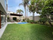 Moderna cas en venta con Piscina y Jardín en La Planicie