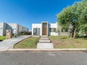 Moderna casa a estrenar, 3 dormitorios y pileta!