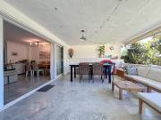 Moderna casa adosada mediterránea con piscina y garaje...