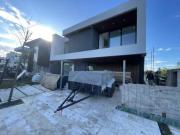 Moderna Casa al Río en Venta Con Amarra a Estrenar