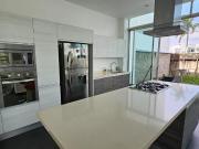 Moderna casa con alberca en venta en zona country...