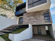 MODERNA CASA CON ALBERCA Y SEGURIDAD