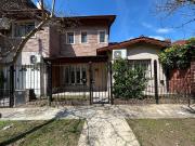 Moderna Casa con Cochera en Venta en Martínez