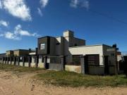 MODERNA CASA CON PARQUE Y GARAGE