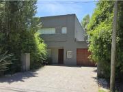 MODERNA CASA CON PILETA SOBRE 2 TERRENOS EN LOS ACANTILADOS